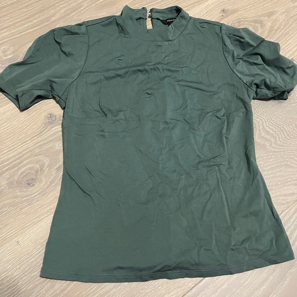 RW&Co. puff sleeve women’s top. 2 buttons on back. EUC - Picture 3 of 5